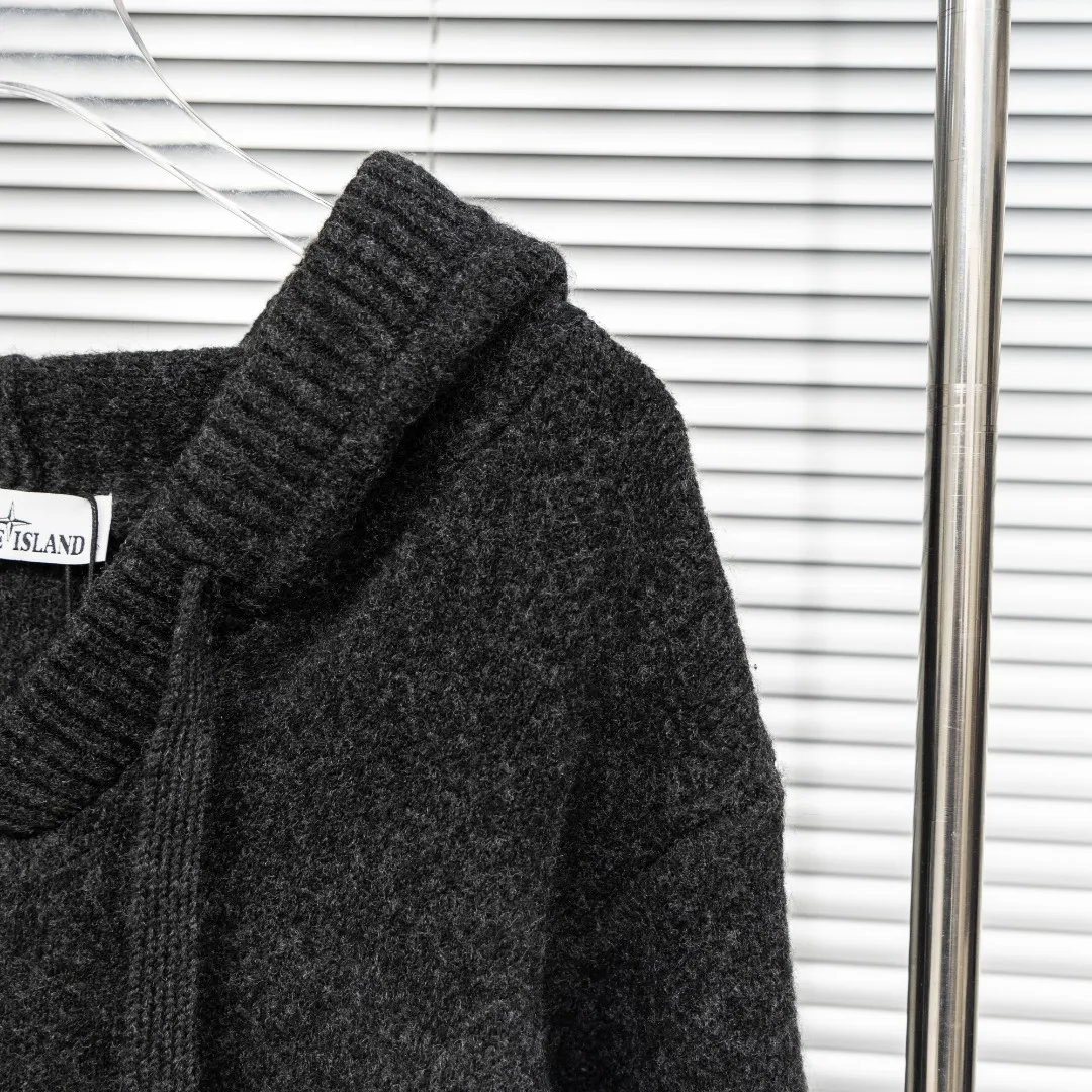 P330 top version (different currencies) Style: Stone Island STONE LSLAND high weight knitted wool V-neck hooded sweater Color: Picture color Size: M-XXXL Fabric: Blended Accessories: Full set of customized accessories No gender distinction, same style for men and women